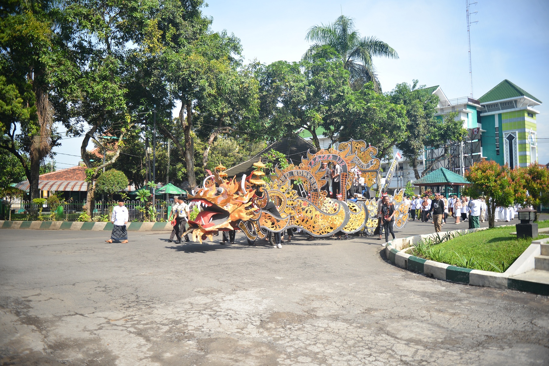 SEMANGAT: Ratusan civitas academica dan mahasiswa melangsungkan kirab dalam rangka memperingati Hari Santri Nasional di UIN KHAS Jember, kemarin (21/10).