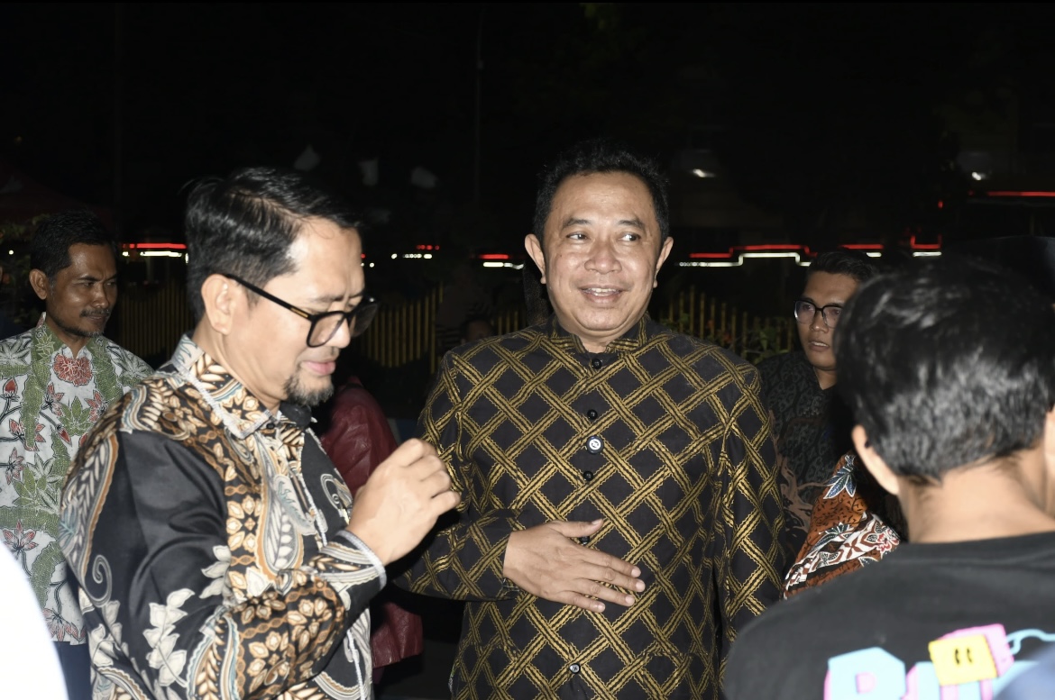 DISIAPKAN: Bupati Bondowoso Abdul Hamid Wahid berbincang santai dengan Sekretaris daerah (Sekda) Bondowoso Fathur Rozi.(ILHAM WAHYUDI/RADAR IJEN)