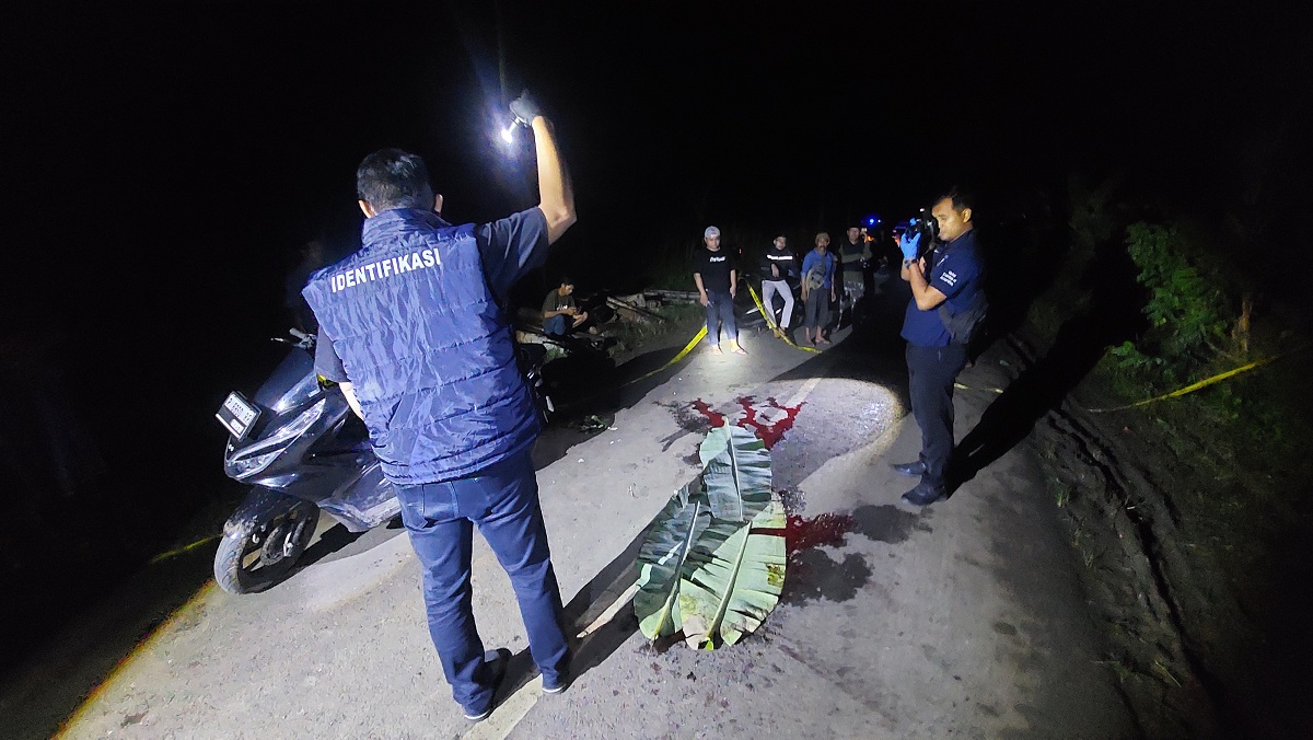 OLAH TKP: Tim Inafis Polres Jember didampingi&nbsp; Satreskrim Polsek Sumberbaru saat melakukan olah TKP pembunuhan di Desa Jamintoro, Kecamatan Sumberbaru pada Senin (20/10) malam.