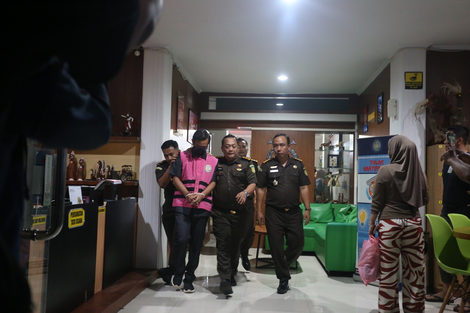 RESMI DITAHAN: Wakil Ketua DPRD Jember Dedi Setiawan dikeler menuju mobil tahanan setelah ditetapkan sebagai tersangka korupsi kasus Sosraperda, di Kejari Jember, Senin (20/10) malam.