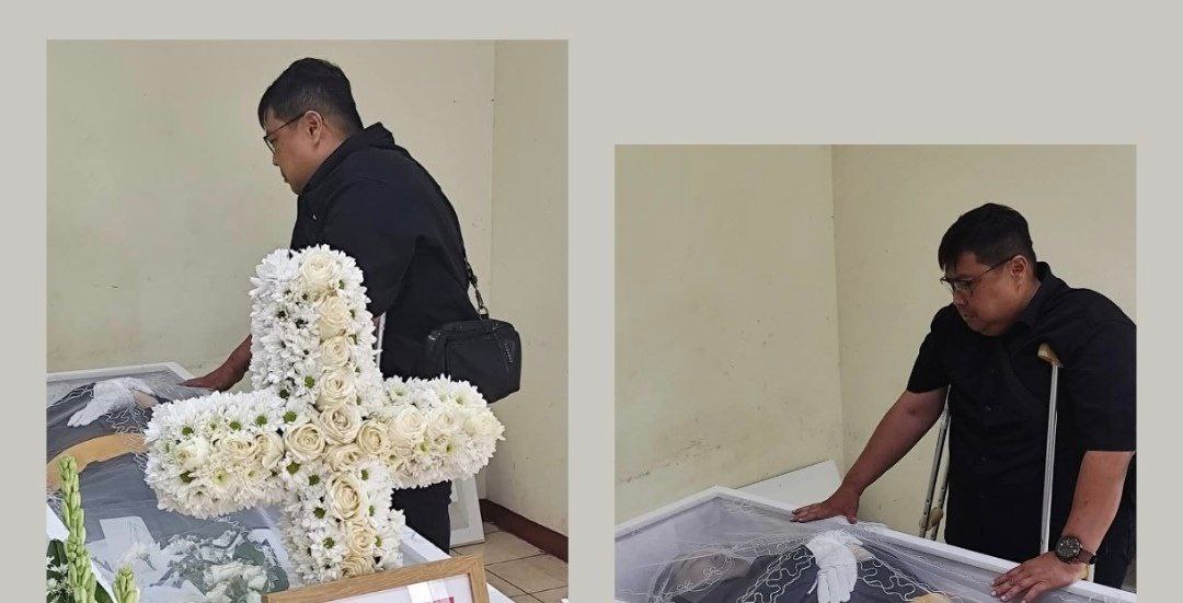 Foto kondisi ayah Timothy saat pemakaman Timothy, sumber dipotret dan diunggah di facebook oleh IGede Nyoman Wiryadinatha