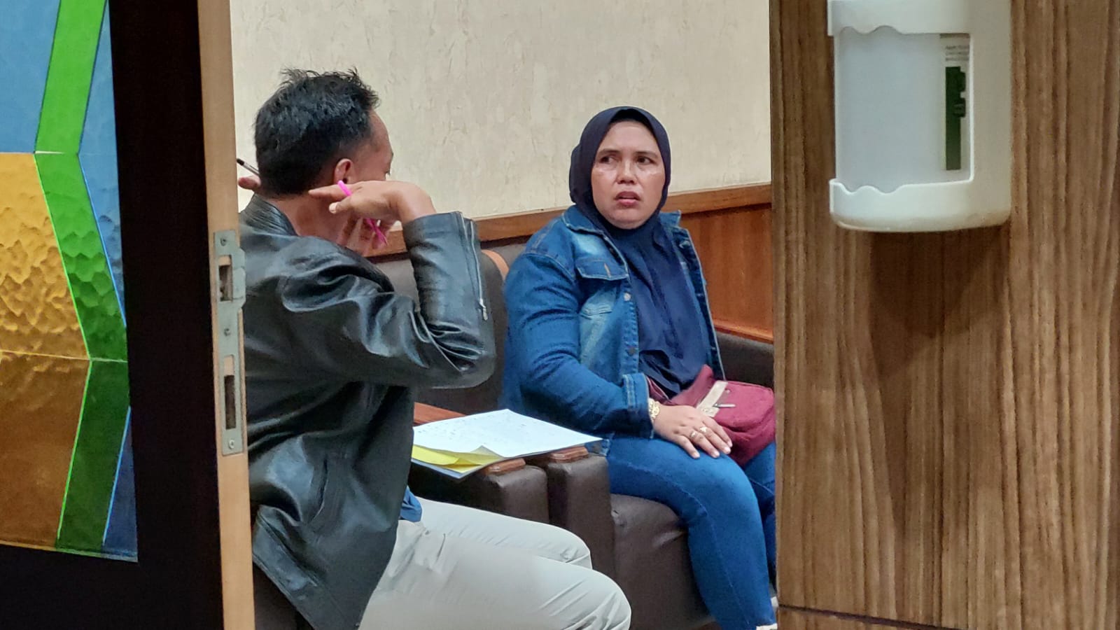 KAGET: Ibu sambung korban ketika memberikan beberapa keterangan kepada pihak yang berwajib. (JUMAI/RJ)
