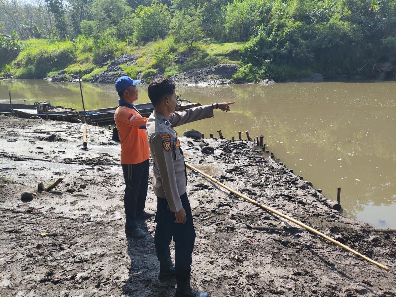 TUNJUKAN LOKASI: Anggota Poslek bersama anggota SARv Rimba Laut saat menunjukkan lokasi korban hanyut disungai Kalimayang, Desa Sumberejo, Kecamatan Ambulu Selasa (21/10) pukul 07.30.