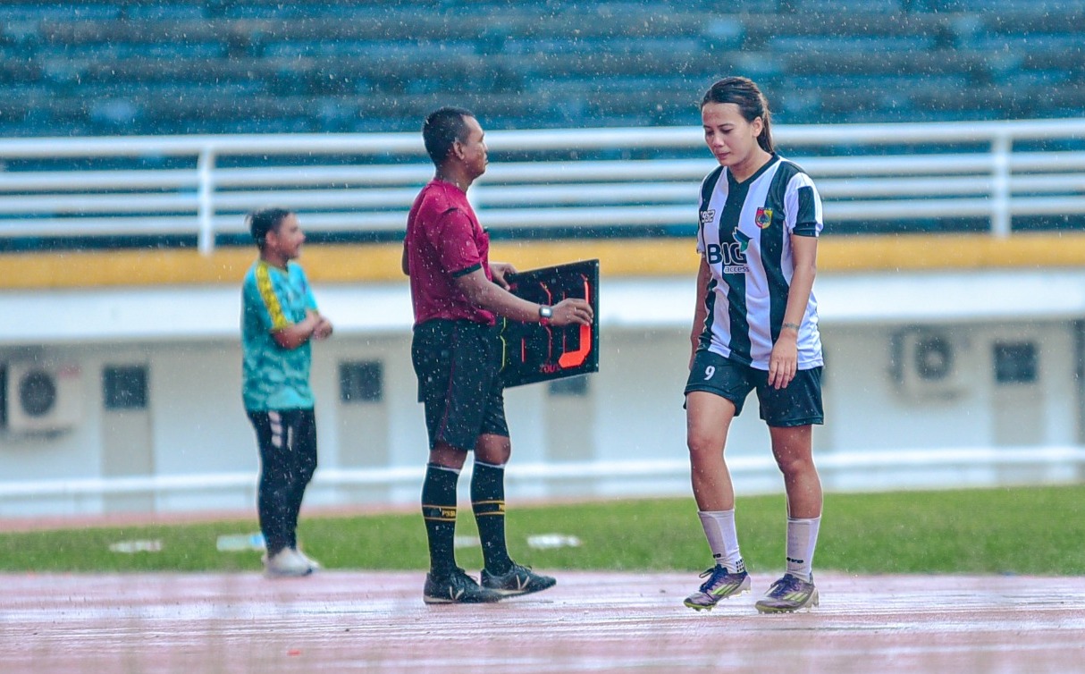 TERTUNDUK: Punggawa Persid Jember, Poppy yang tertunduk saat bertanding melawan Persida Putri Sidoarjo (Foto: Rifan RGaleri)