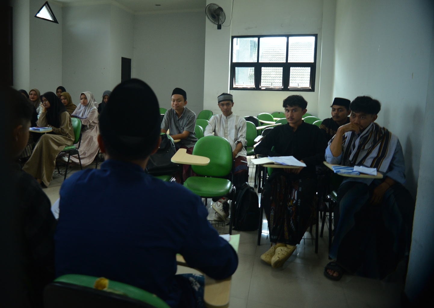 KHIDMAT: Mahasiswa dan civitas academica kenakan pakaian ala santri, sarungan dan busana muslim, saat berlangsungnya perkuliahan di UIN KHAS Jember.