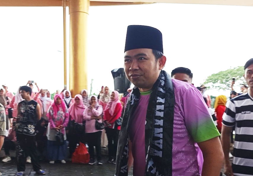 Bupati Fawait saat menyampaikan progres kinerjanya secara terbuka bertajuk Pro Guse, di Stadion Jember Sport Garden, Senin (20/10). (Foto. Maulana/Radar Jember)