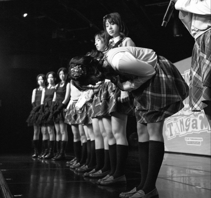 Foto Amanda pada teater Te wo Tsunaginagara. Sumber akun X pribadi Amanda (@PS_AmandaJKT48)