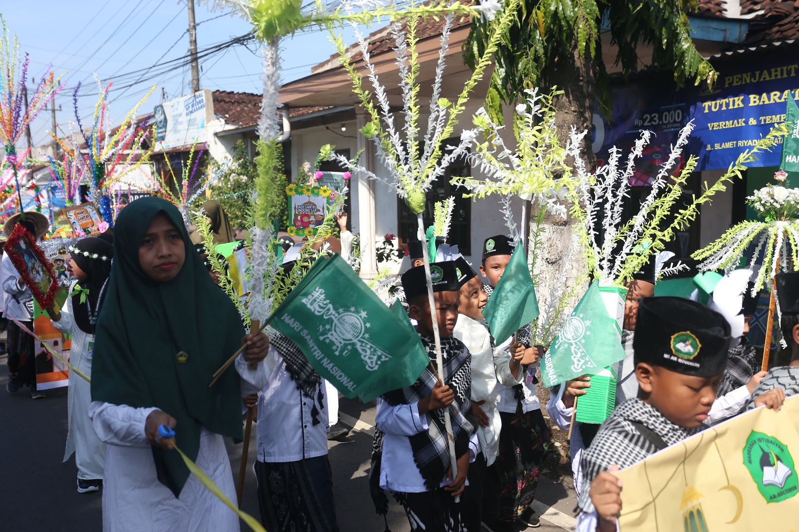 CINTA INDONESIA: Antusiasme ratusan siswa Yayasan Ar Roudhoh menggelar pawai pada Hari Santri Nasional, kemarin (22/10).