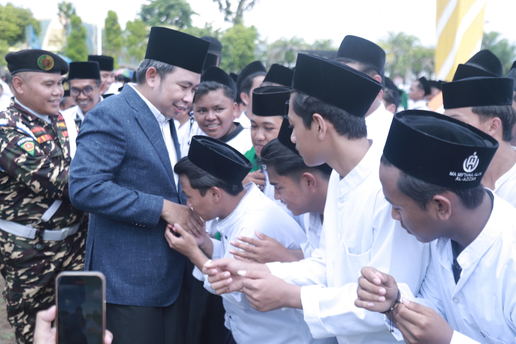 KHIDMAT: Bupati Fawait saat memimpin upacara peringatan Hari Santri Nasional di Alun-Alun Jember (22/10).