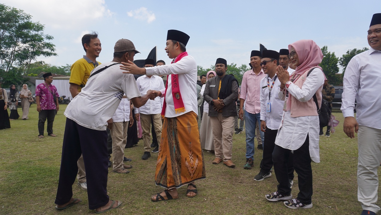 SAPA WARGA PUGER: Bupati Jember Muhammad Fawait menyapa warga dan pelaku UMKM saat giat Guse Menyapa di Lapangan Kasiyan Timur, Kecamatan Puger, Sabtu (18/10).
