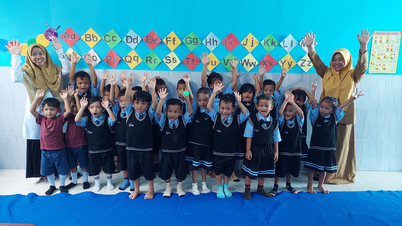 FOTO BERSAMA: Siswa TK Hyang Bunda Desa Badean, Kecamatan Bangsalsari, saat foto bersama guru.