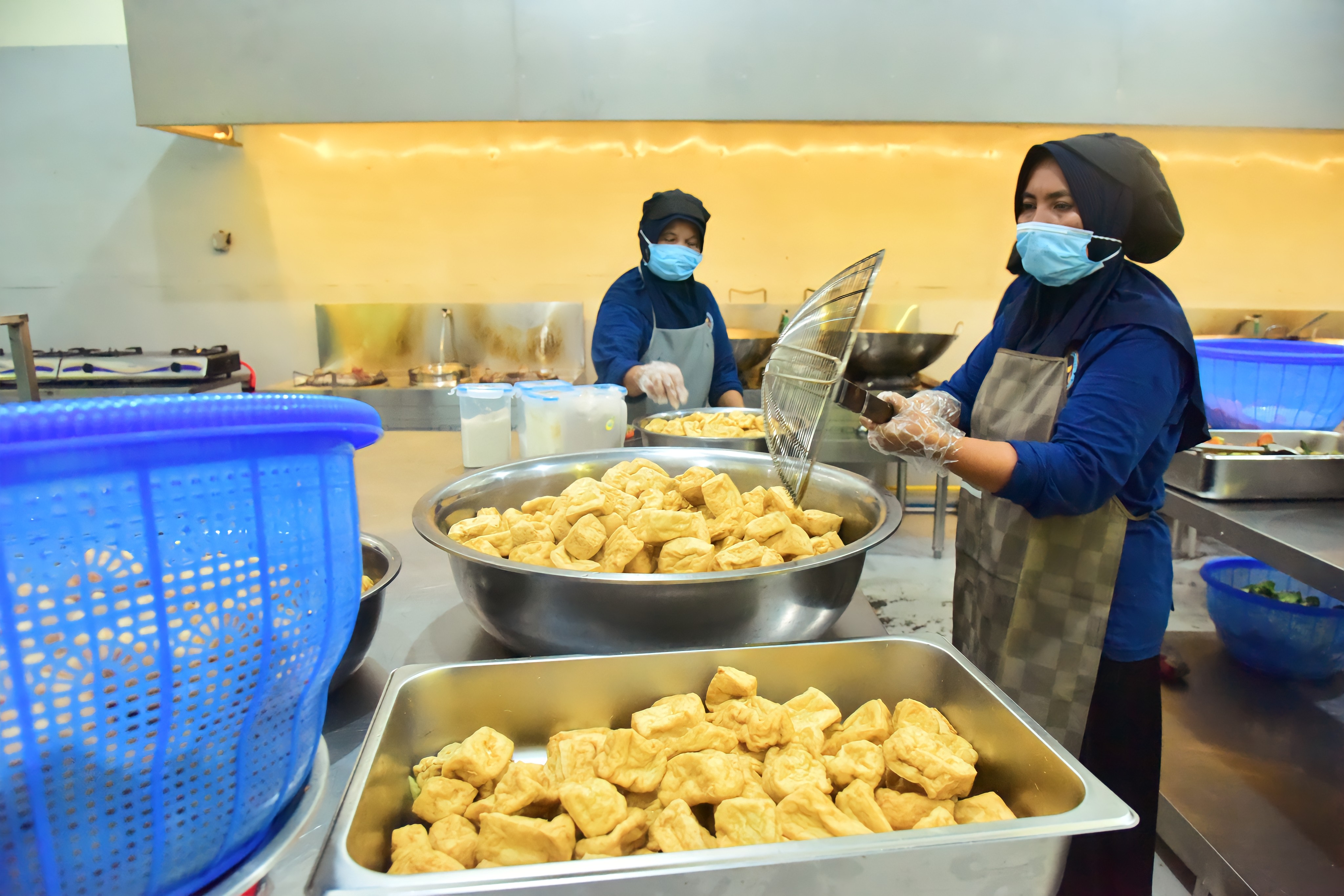 HIGENIS: Proses pengolahan makanan untuk program makan bergizi gratis (MBG) di Lumajang dilakukan secara higenis.(ADE APRYANIS/RAME)
