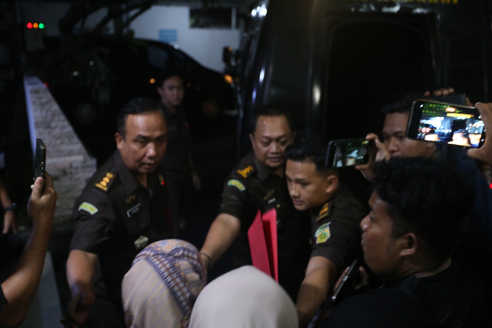 PENYIDIKAN BELUM RAMPUNG: Suasana penahanan empat dari lima tersangka dugaan korupsi Sosraperda di halaman Kejari Jember.