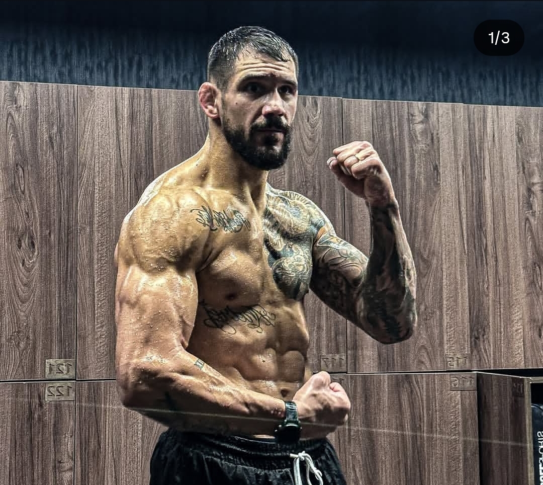 PERCAYA DIRI: Aleksander Rakic berpose saat usai berlatih (ig:rakic)