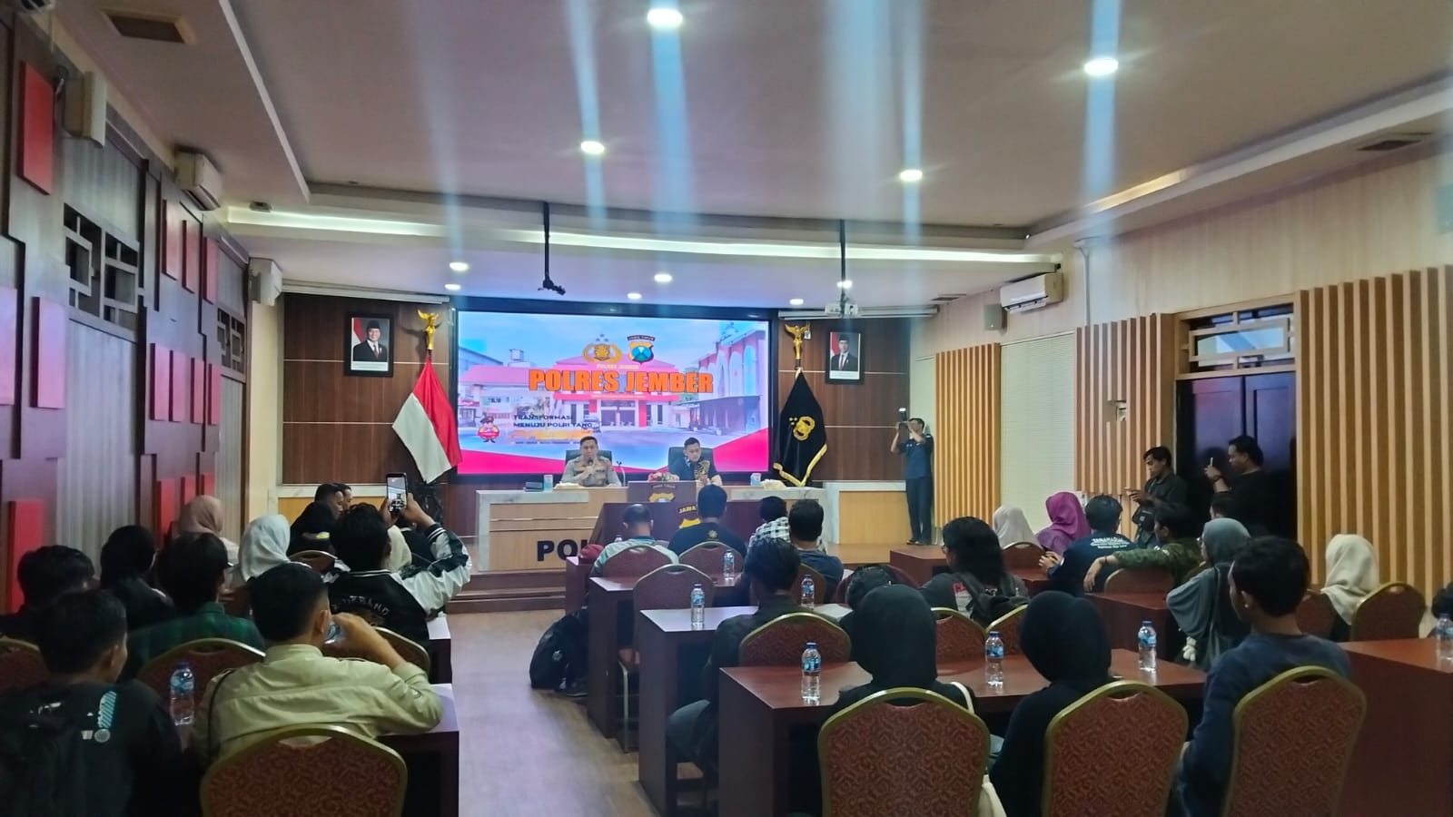 Audiensi sejumlah perwakilan organisasi di Polres Jember menuntut mengungkap kasus dugaan pelecehan