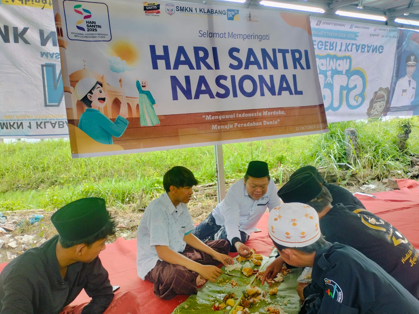 Bikin Kesan Mendalam Di Hari Santri Nasional, SMKN 1 Klabang Ajak Warga Sekolahnya Makan Tabek Bersama