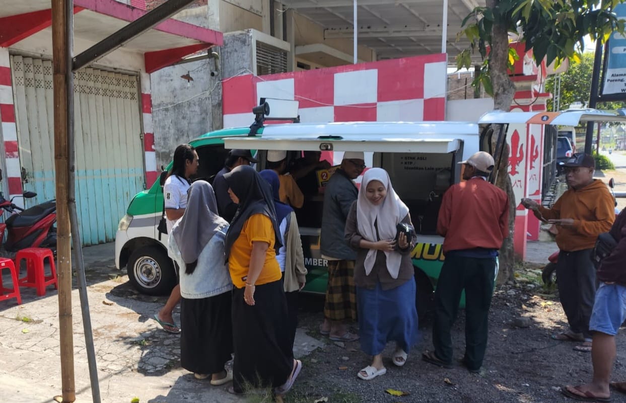 LEBIH PRAKTIS: Pemohon pajak kendaraan bermotor saat membayar pajak pada mobil Samsat Keliling yang sudah terjadwal
