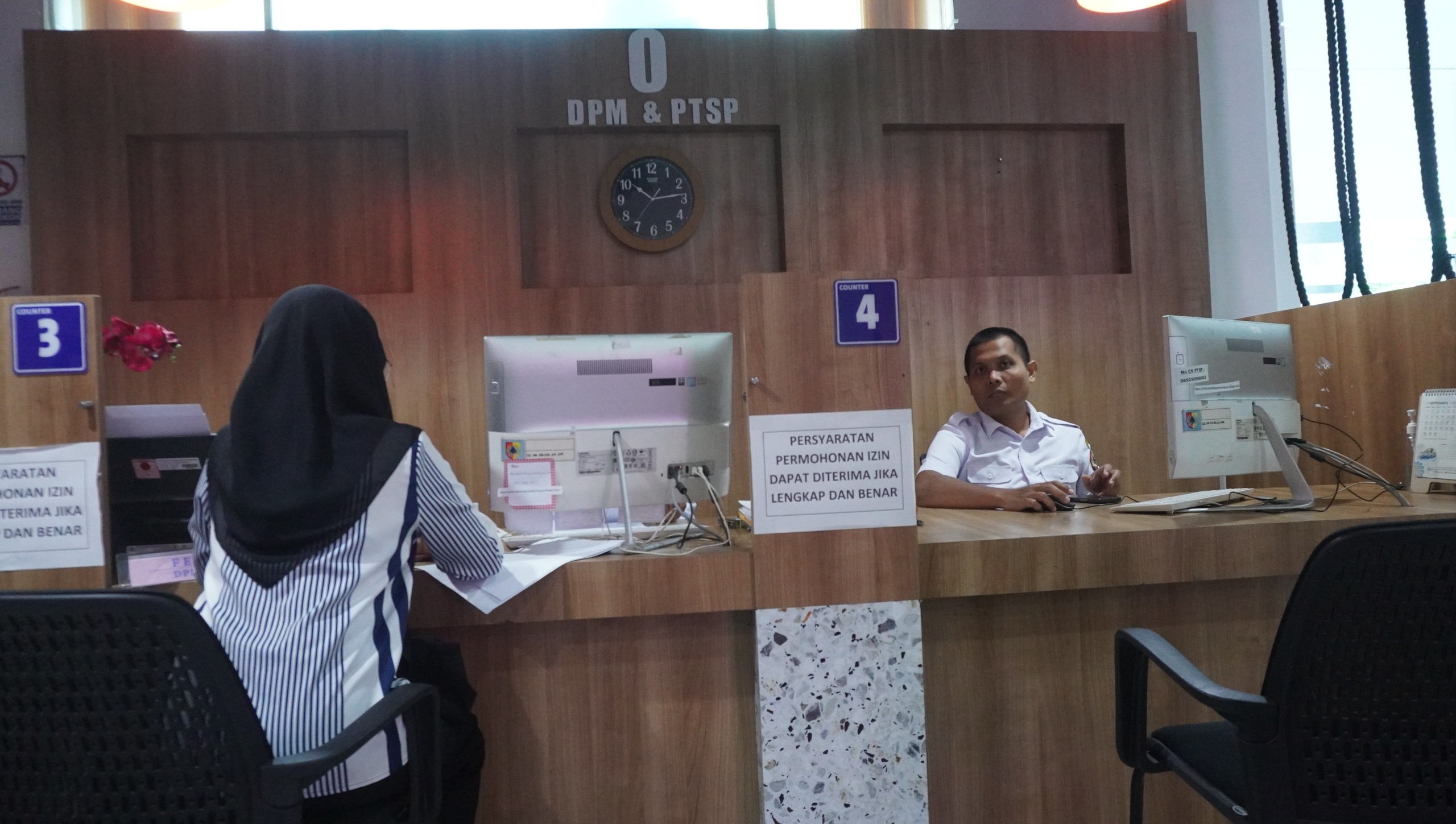 URUS PERIZINAN: Seorang warga tengah mengurus perizinan di PTSP Jember beberapa waktu lalu