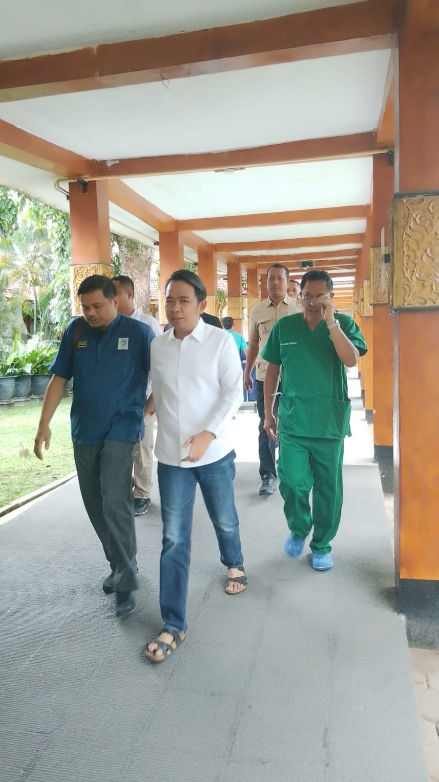 TINJAU RUMAH SAKIT: Bupati Jember Muhammad Fawait didampingi Direktur RSD dr Soebandi dr I Nyoman Semita, di rumah sakit rujukan se-Tapal Kuda tersebut.