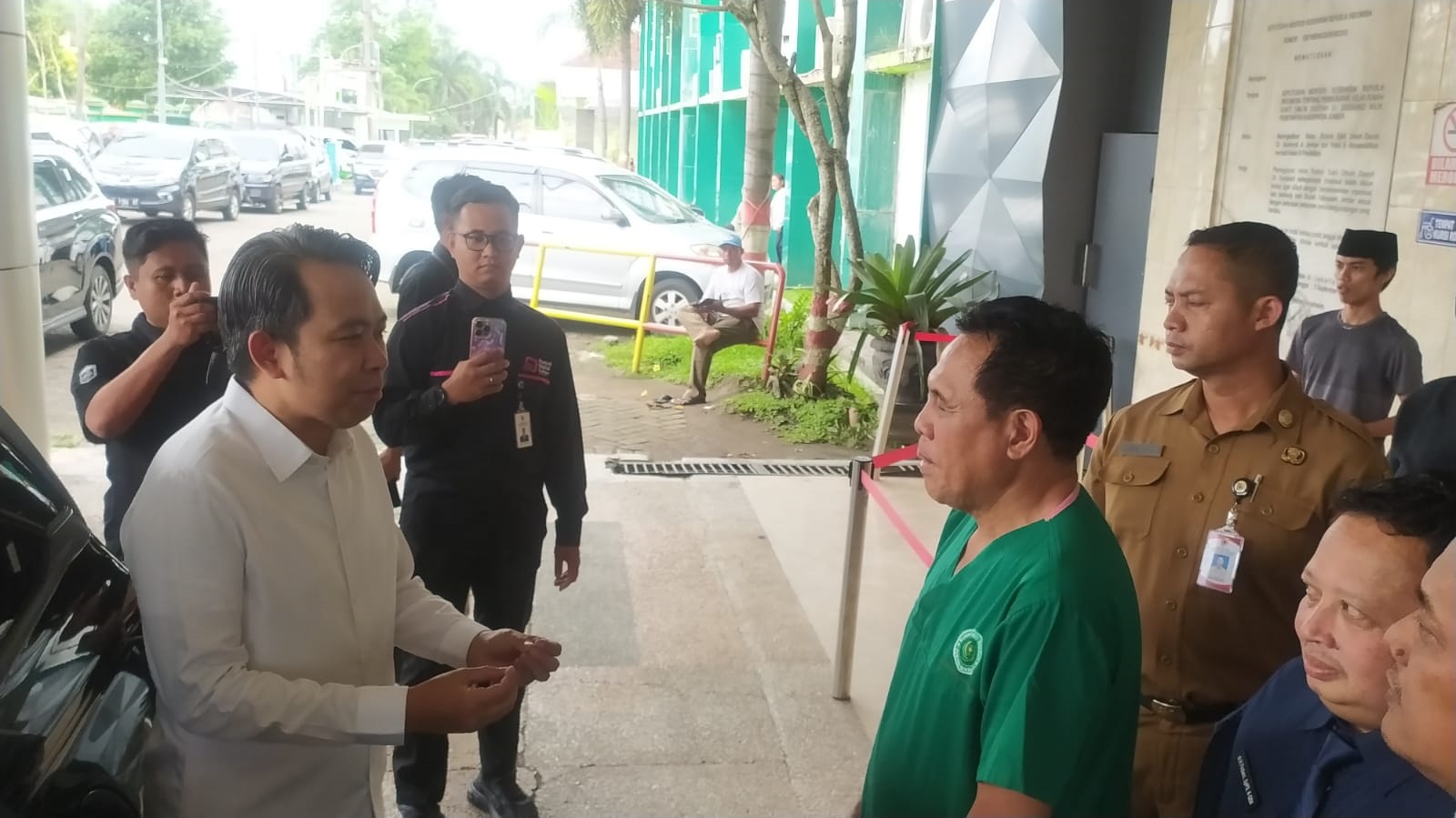 CEK LANGSUNG: Bupati Fawait yang baru tiba di RSD dr Soebandi untuk meninjau kondisi kekurangan ruang rawat inap.