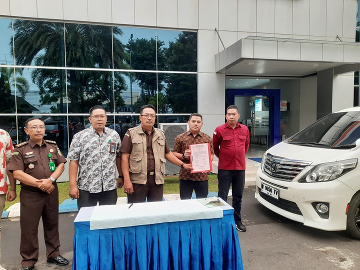 DIPAMPANG: pihak kejari dan BRI Bondowoso saat memperlihatkan hasil sitaan barang bukti kasus kredit fiktif, kemarin (23/10)