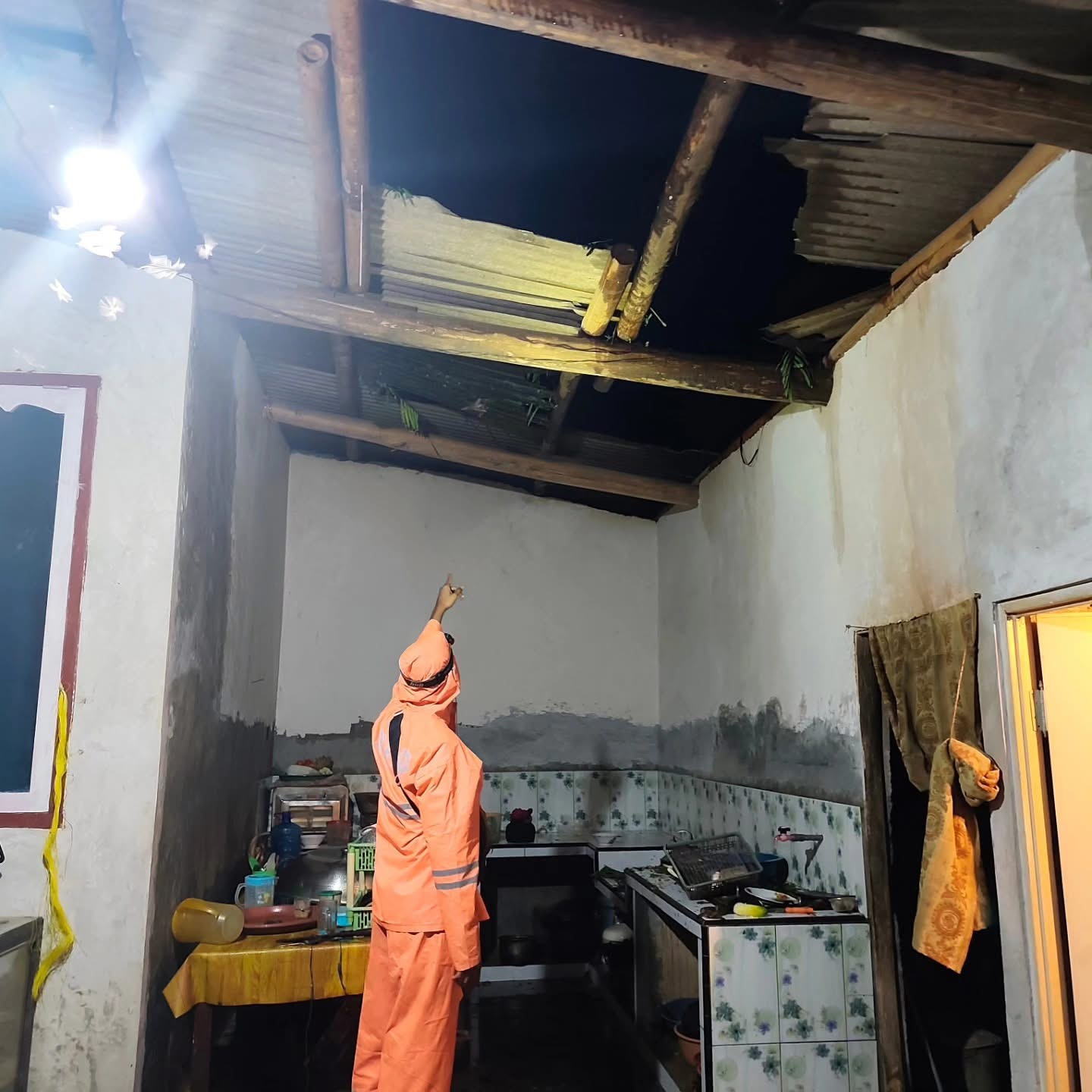 DiCEK: Petugas BPBD Lumajang saat melihat langsung kondisi rumah warga di Pasrujambe saat diterjang cuaca ekstrem, kemarin sore.(BPBD FOR RAME)