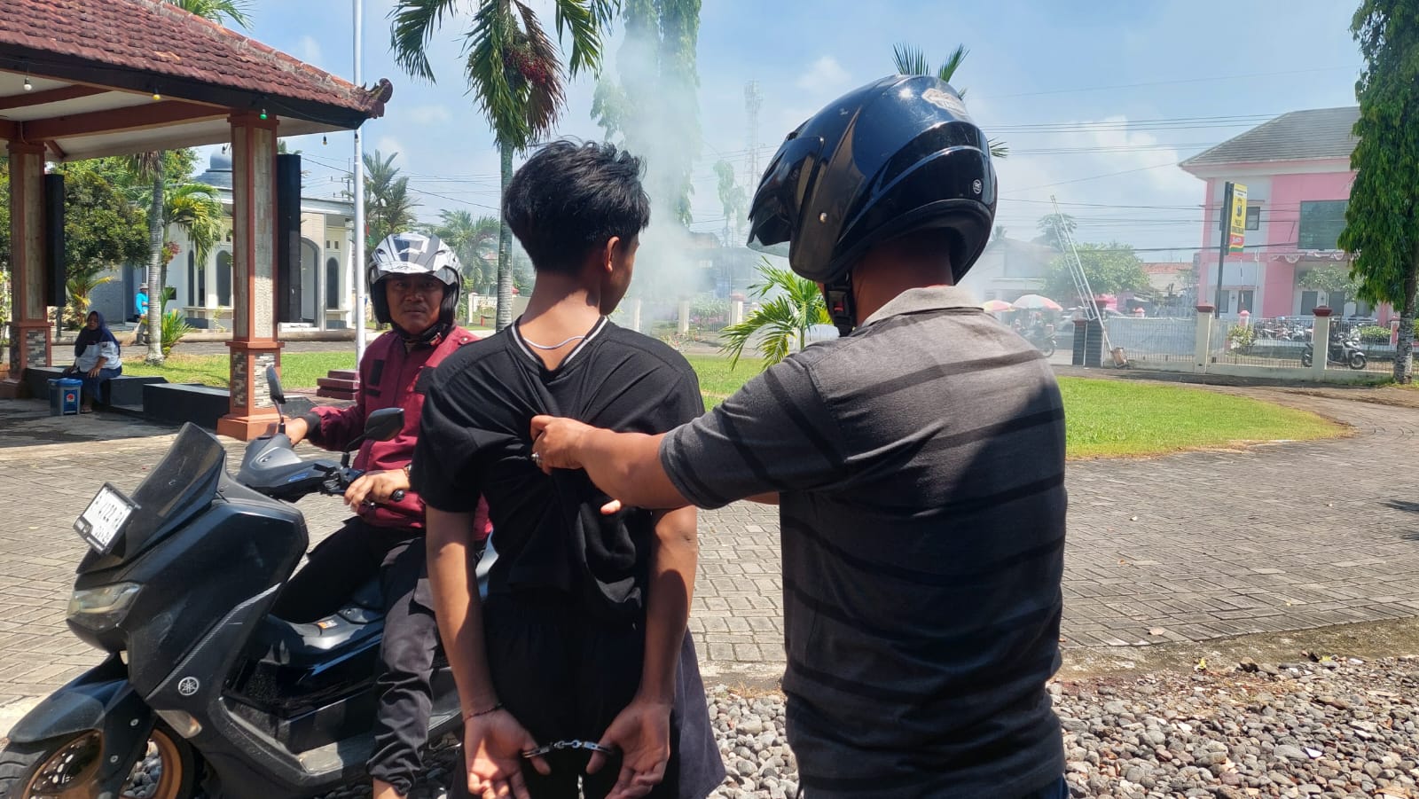 DIBAWA: Tersangka MR saat dibawa ke Mapolsek setelah terbukti melalukan pencurian HP, dan mesin bor milik warga Desa Rowotengah, Kecamatan Sumberbaru, Jember