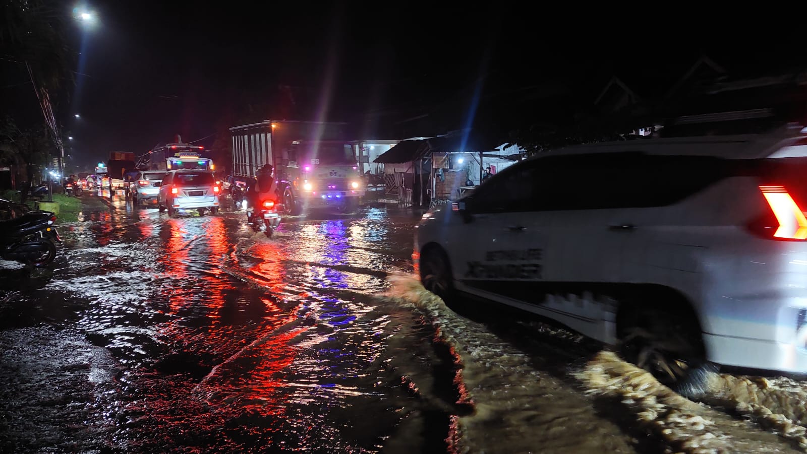 TERJADI ANTRIAN: Terlihat antrian panjang kendaraan baik roda dua, roda empat dan truk besar lainnya di Jalan nasional jurusan Jember-Surabaya tepatnya di jalan Raya Desa Langkap, bangsalsari