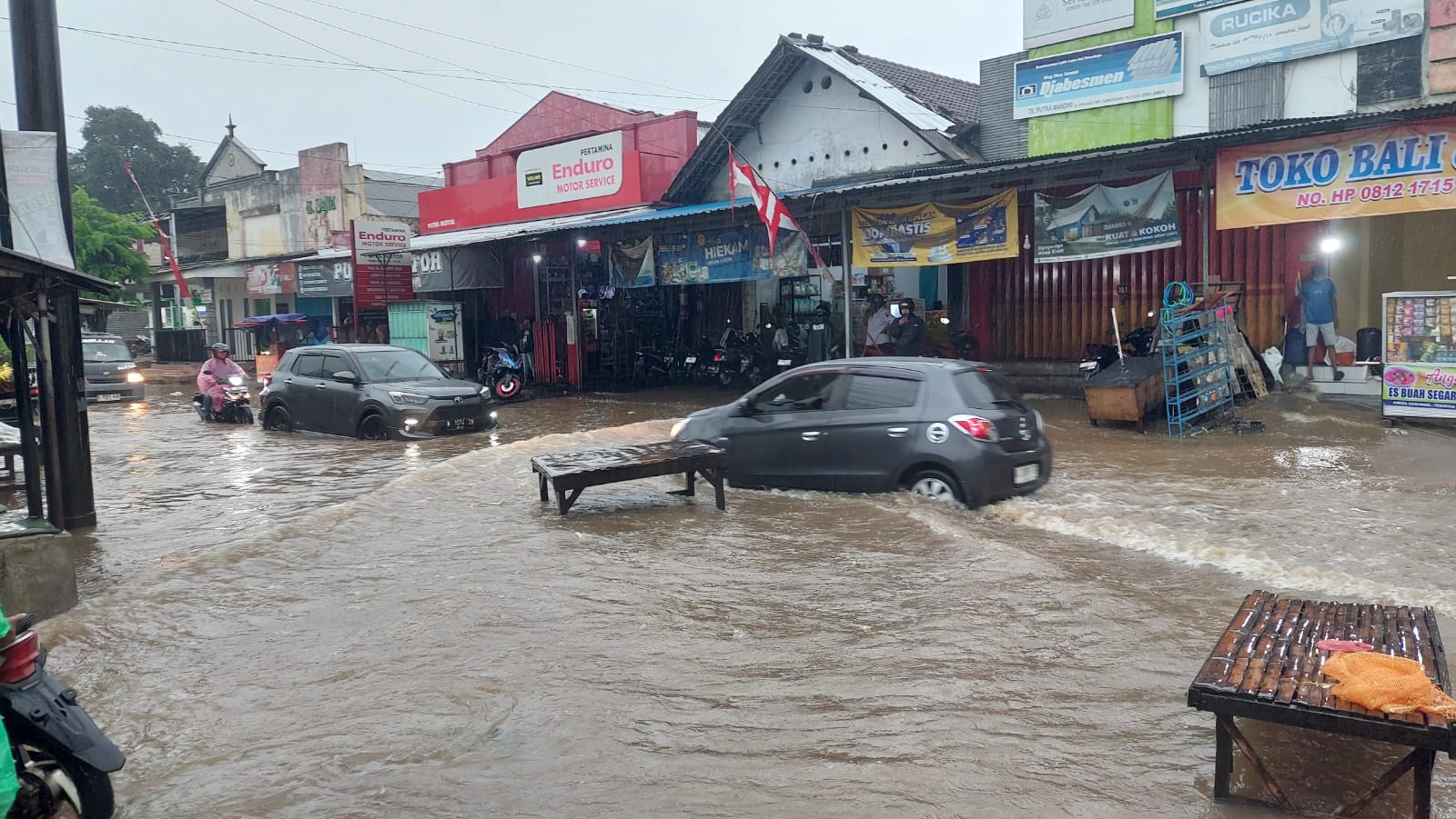 GENANGAN CUKUP DALAM: Jalan Raya Provinsi depan pasar Batu Urip Desa Pringgowirawan, Kecamatan Sumberbaru yang sering banjir akibat hujan deras