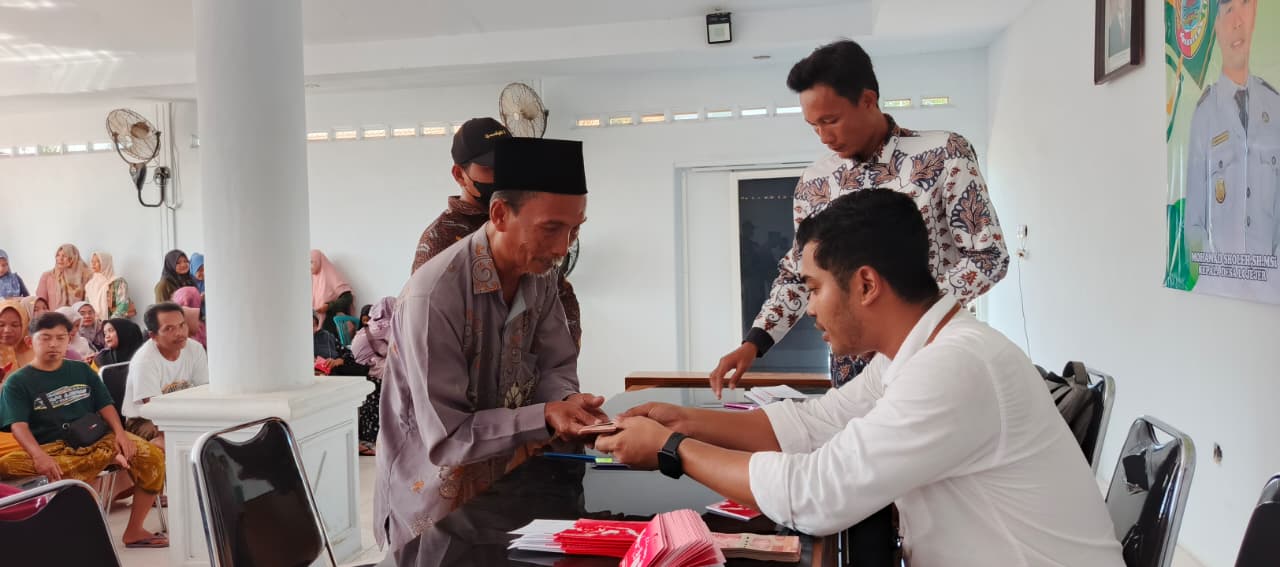 Salah satu guru ngaji di Desa Lojejer Kecamatan Wuluhan, yang menjadi penerima bantuan honorarium dari Pemkab Jember sebesar Rp1,5 juta. (Foto. Maulana/Radar Jember)