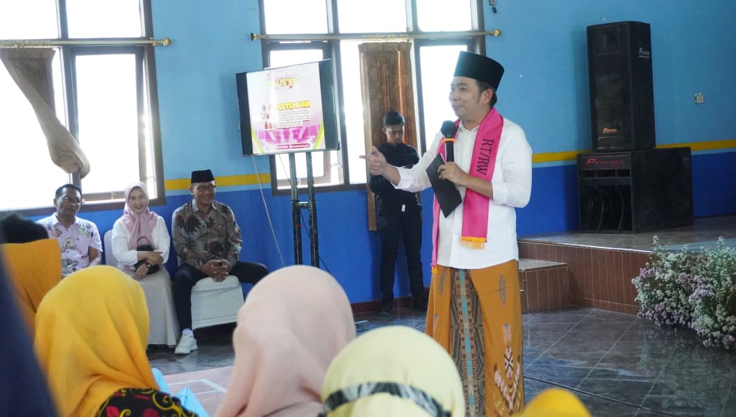 Bupati Fawait saat silaturahmi dengan para Ketua RT, Ketua RW, dan para kepala desa se-Kecamatan Puger, saat rangkaian Guse Menyapa, di Balai PGRI Kantor Kecamatan Puger (18/10). (Foto. Maulana/JPRJ)