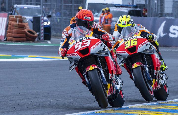 Marc Marquez (93) ketika masih satu tim dengan Joan Mir di Tim Repsol Honda.