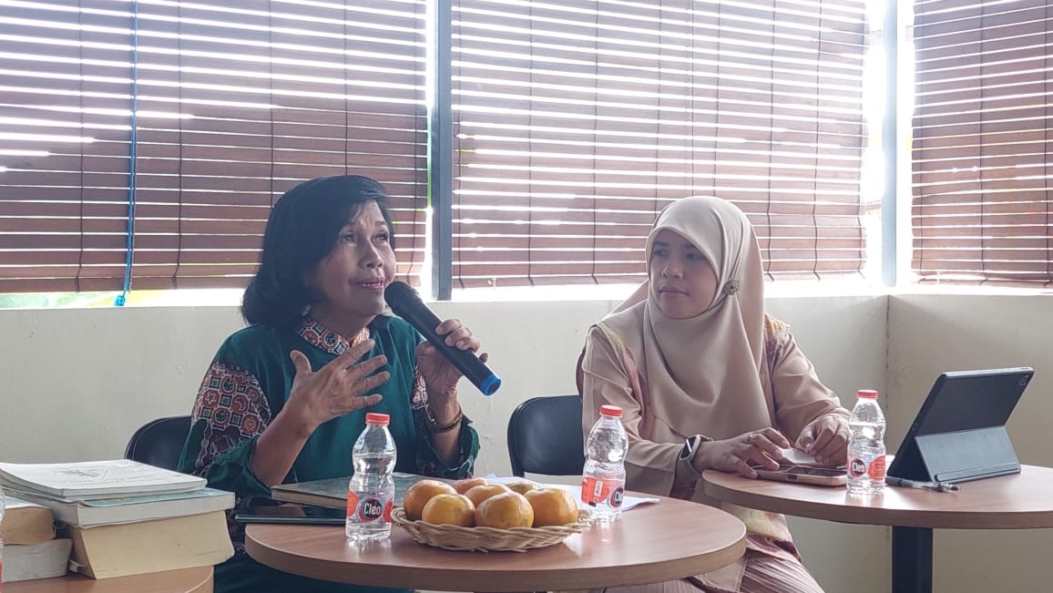 BERSAMA LESTARIKAN WARISAN: Para narasumber Dr Asri Sundari (kiri) dan Dr Nuzulia dalam sarasehan di Museum Telu, Minggu (19/10).