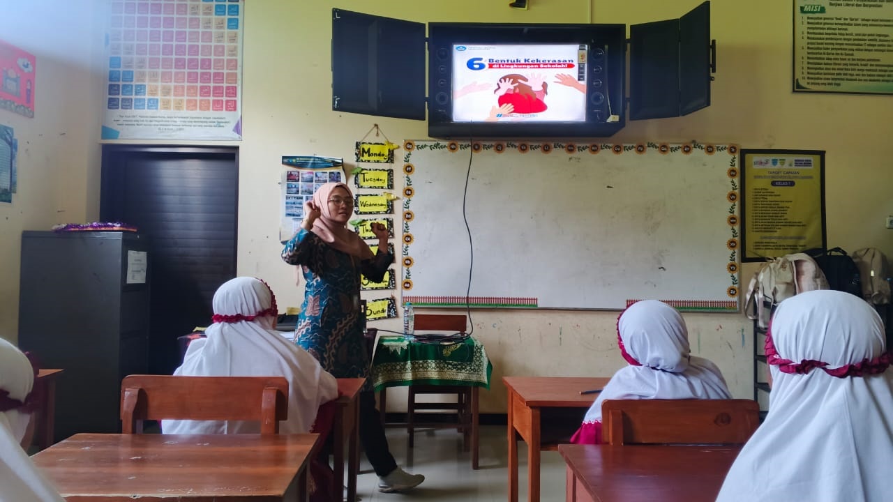 EDUKATIF: Dosen Hukum Unmuh Jember bersama mahasiswa Universiti Malaya mengedukasi siswa MI Muhammadiyah 1 Watukebo tentang kekerasan di dunia pendidikan.
