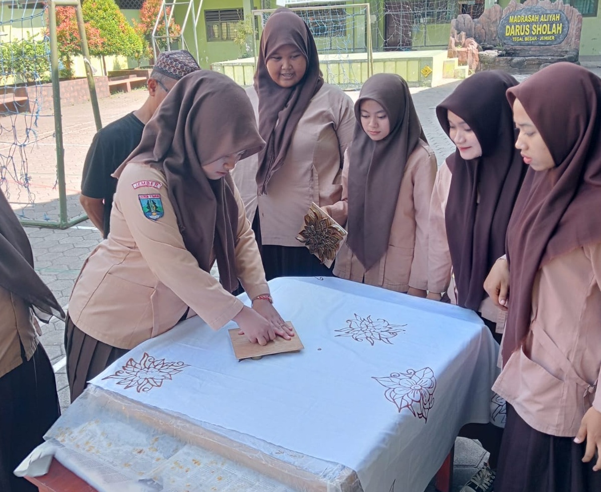 Siswi Madrasah Aliyah (MA) Darus Sholah praktik pembuatan batik cap.