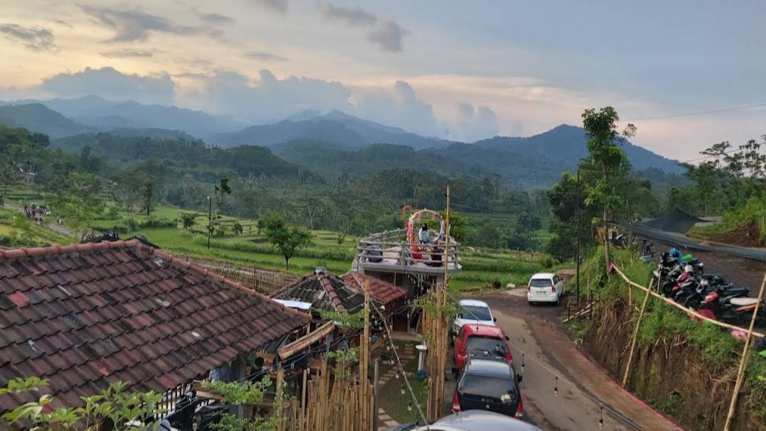 Pemandangan dari lantai 2 Cafe & Resto Saung Malik (google maps/Nikita Kamka)