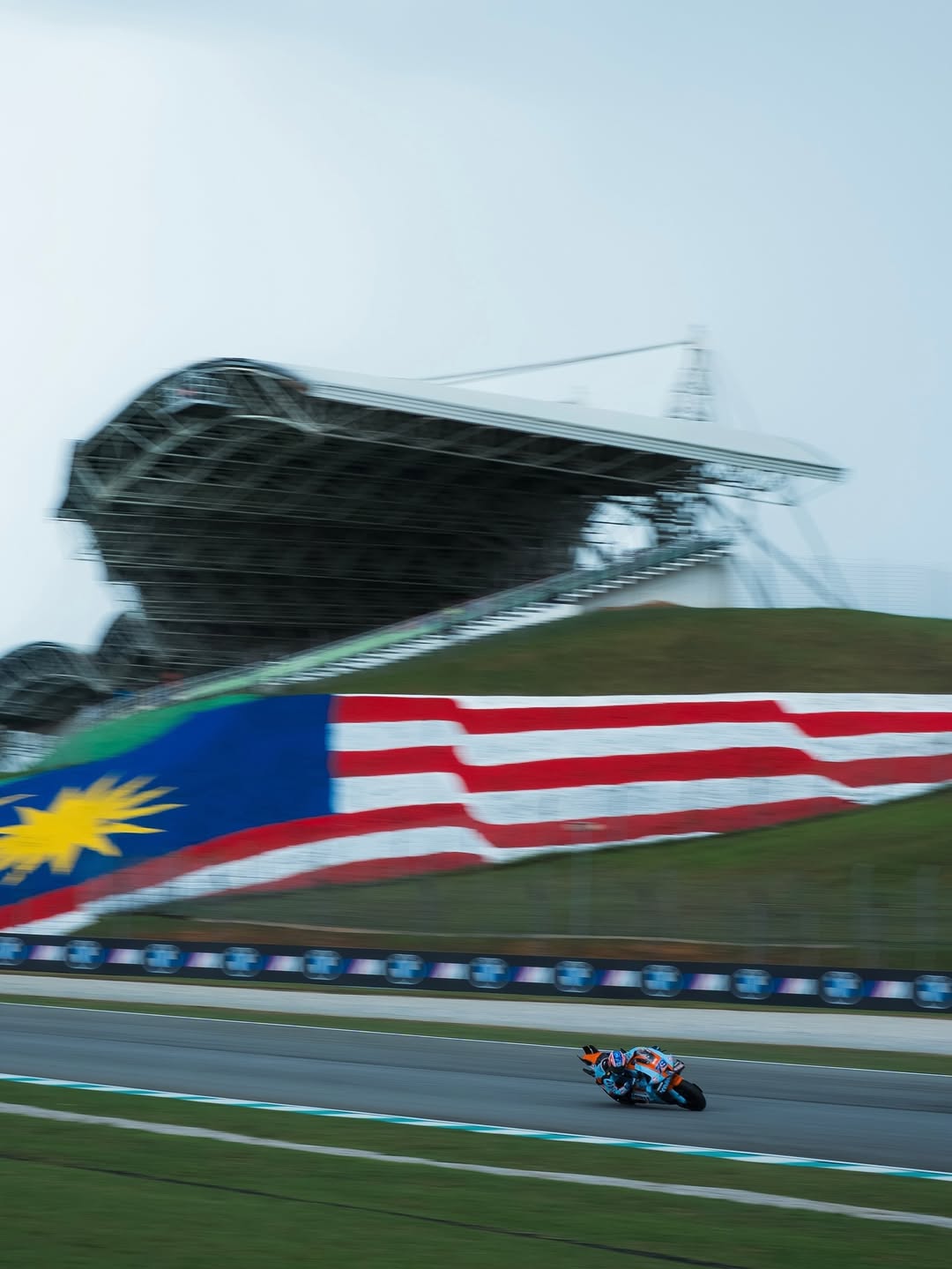 Sesi Free Practice MotoGP Malaysia di Sepang berjalan penuh ketidakpastian. FP1 teganggu cuaca yang tiba-tiba hujan, sedangkan FP2 molor karena tumpahan oli