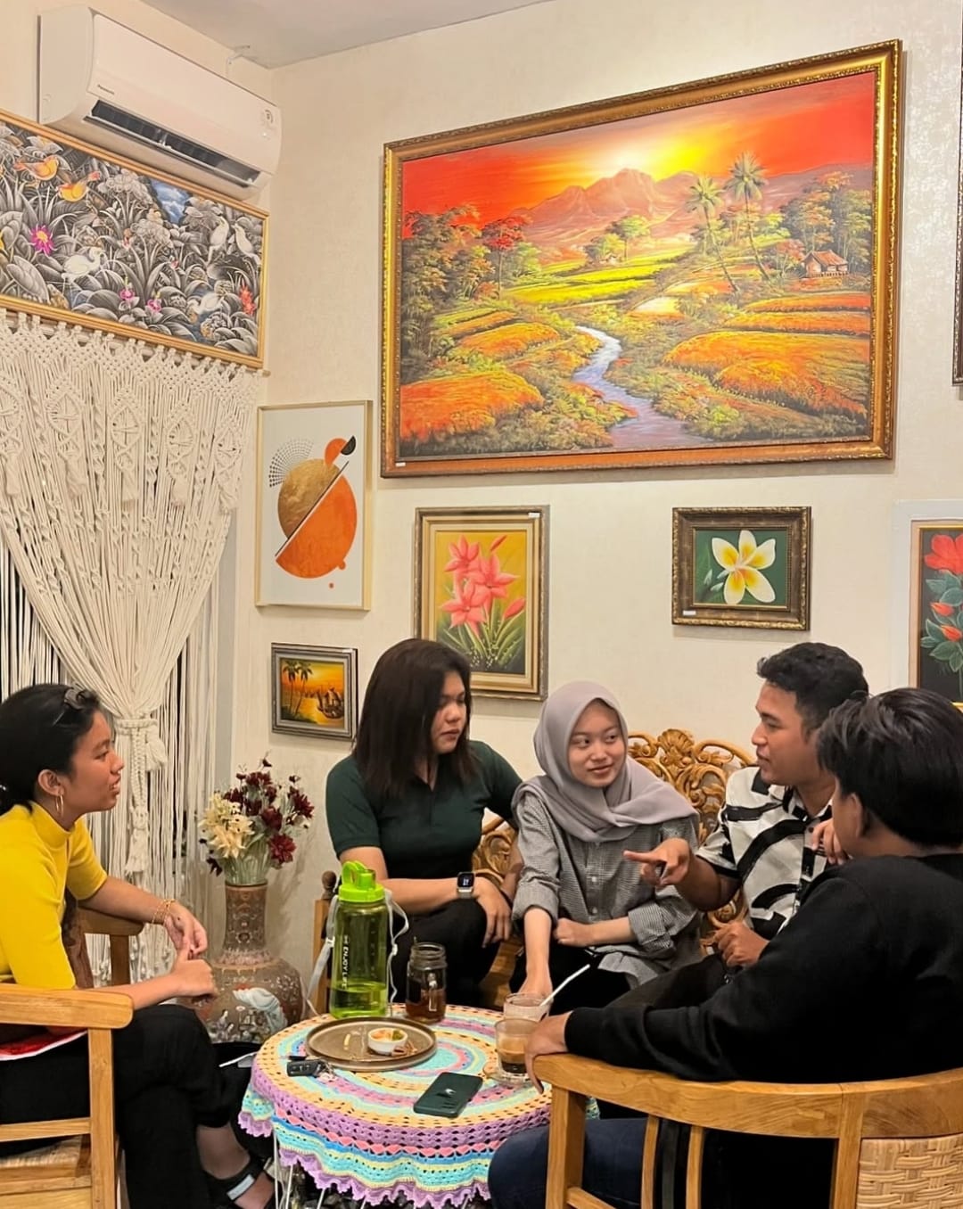 Pengunjung memadati area indoor Rumi Estate Cafe&nbsp;