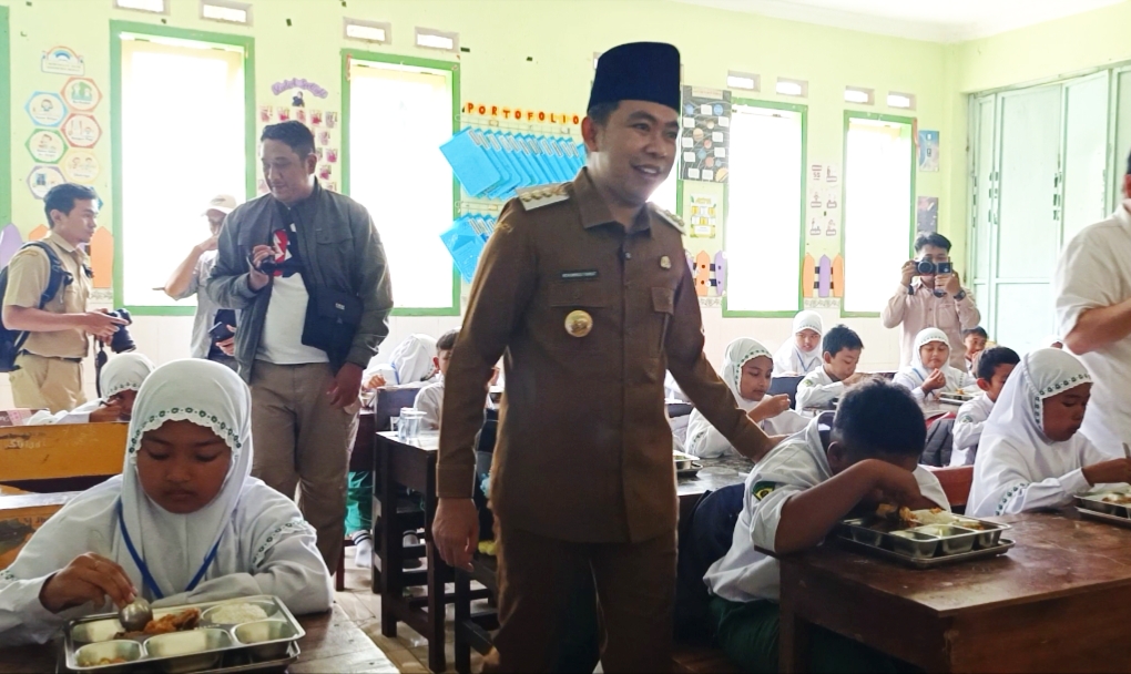 Bupati Fawait saat meninjau penyaluran makan bergizi gratis (MBG) di salah satu sekolah dasar di Kecamatan Tempurejo, Jember. (Foto. Maulana/Radar Jember)