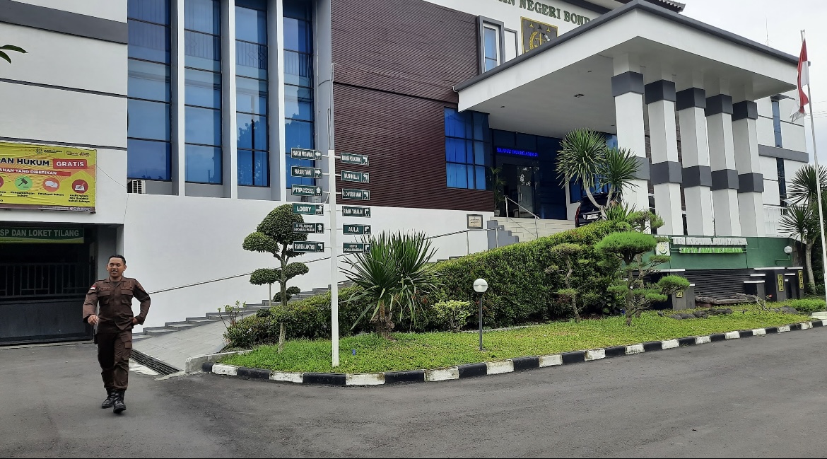 MELAYANI: Pelayanan kantor Kejari Bondowoso disaat hari aktif.(FAQIH HUMAINI/RADAR IJEN)