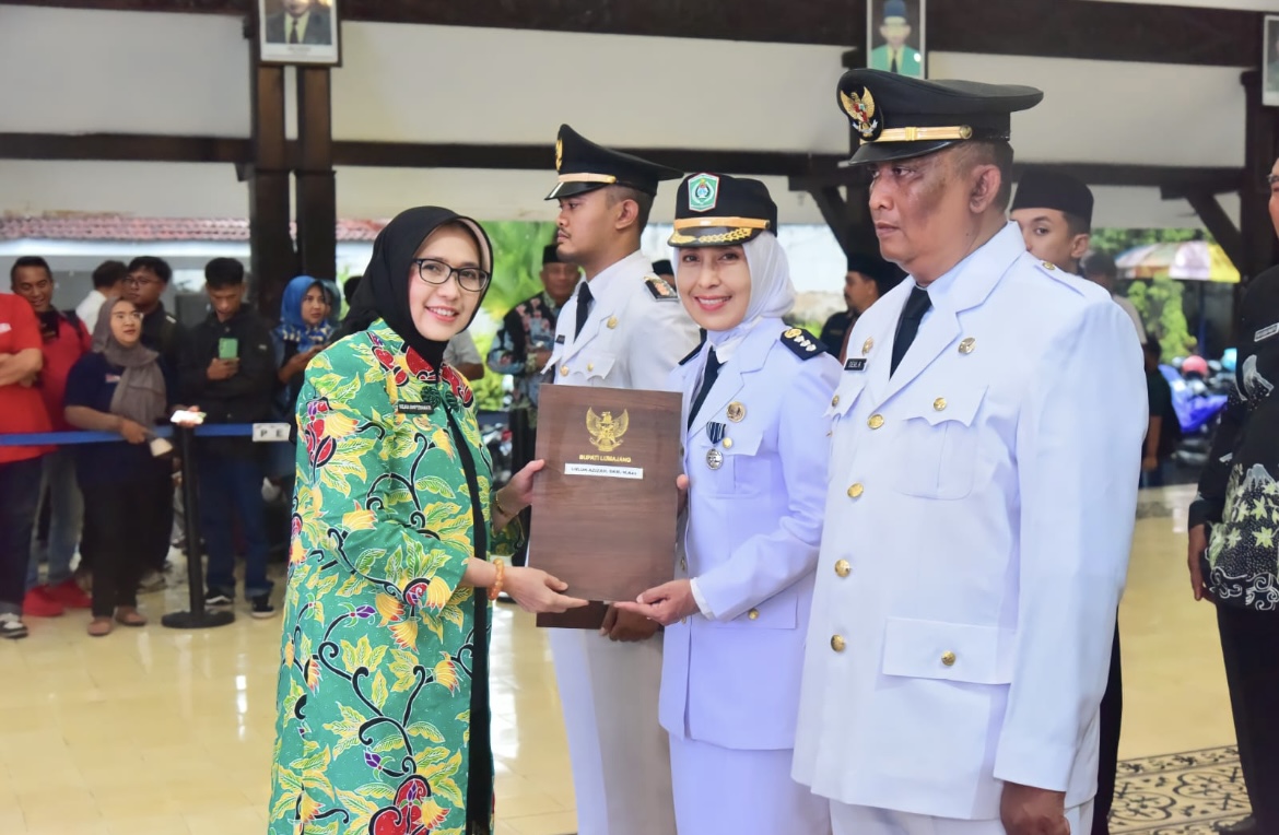KUKUHKAN: Luluk Azizah, salah satu Kabid di Dinas Komunikasi dan Informatika (Kominfo) saat dilantik menjadi Camat Sumbersuko, beberapa waktu lalu.(ATIEQSON MAR IQBAL/RAME)