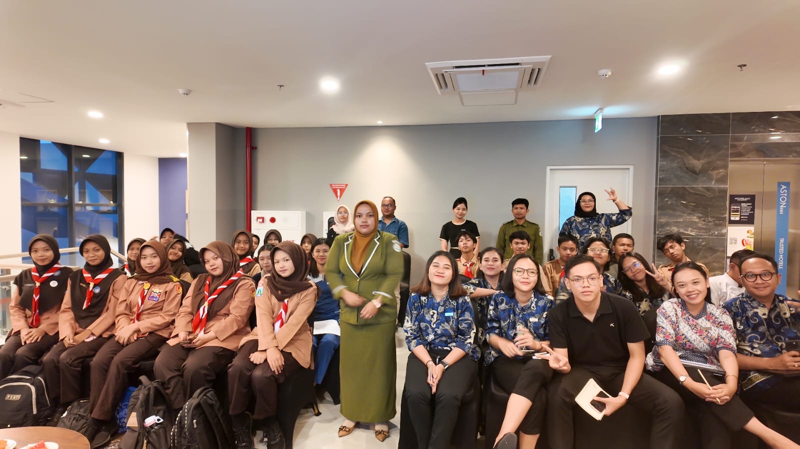 FOTO BERSAMA: Foto bersama siswa SMKN 2 Lumajang dan SMK Ryo pasca kegiatan talk show pencegahan kanker.