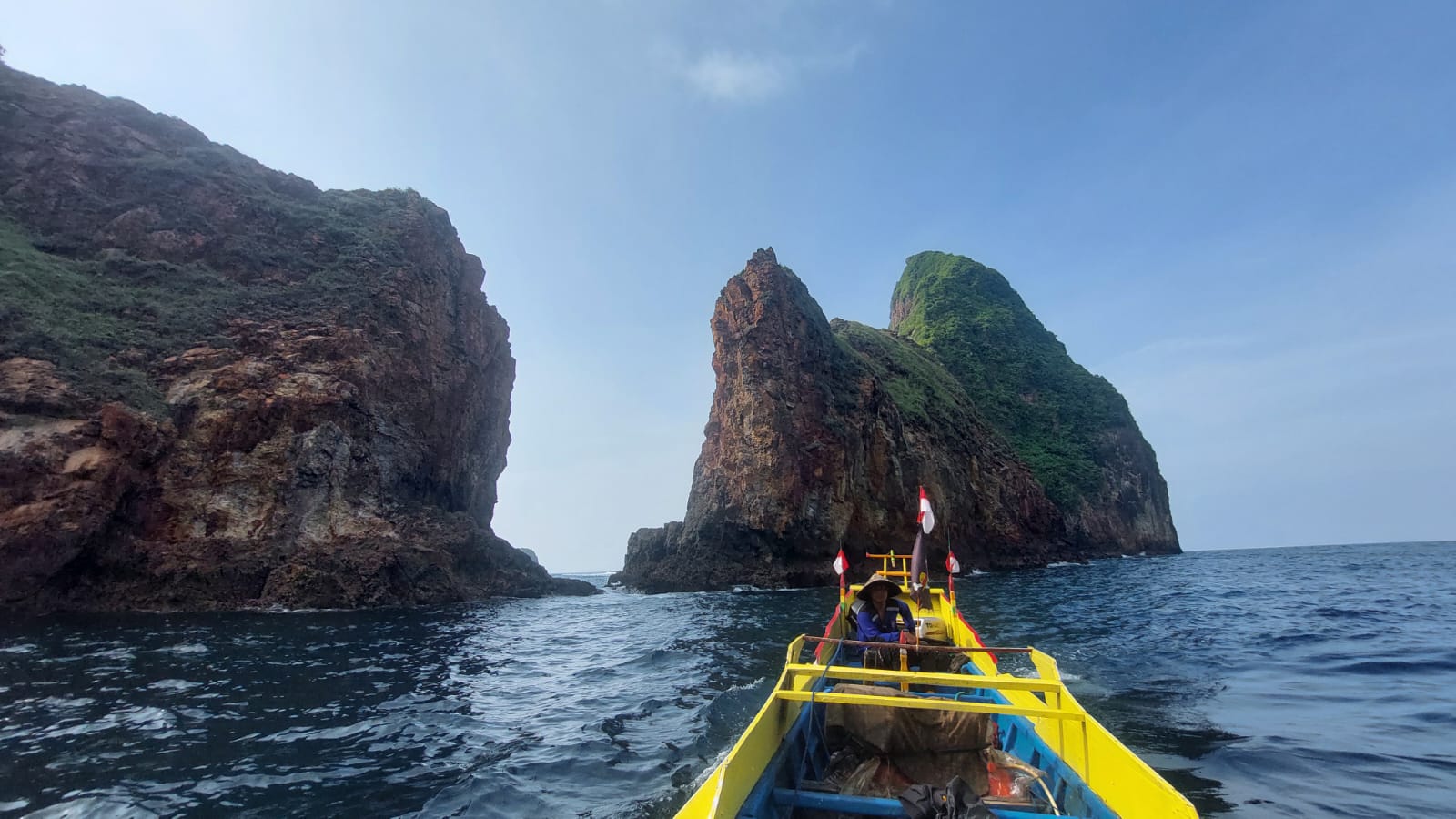 SISIR SEKITAR LOKASI: Anggota SAR Rimba Laut saat melakukan pencarian korban di tengah laut tepatnya di sekitar Gunung Kalong, Pantai Bandealit, Kecamatan Tempurejo, Senin (27/10).