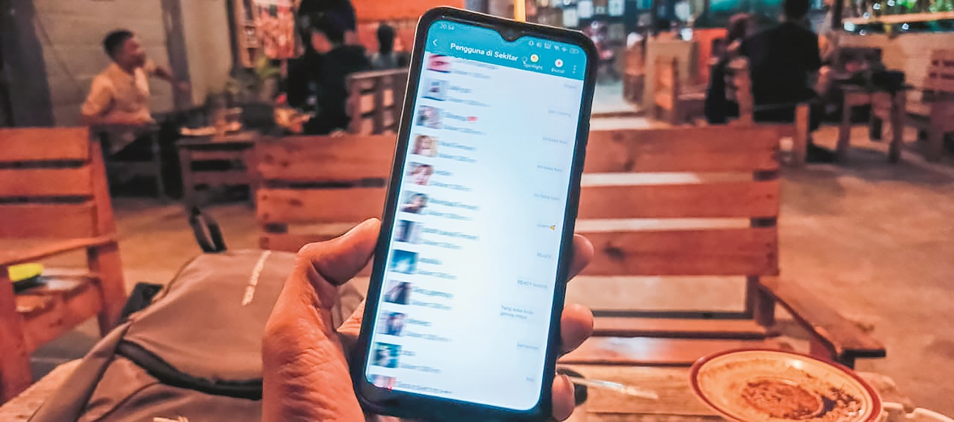 Salah satu aplikasi yang familier paling banyak digunakan untuk menyediakan layanan kencan dan jasa hiburan malam lainnya, di sekitar kawasan jantung kota, termasuk di kawasan Jalan Jawa, Mastrip.