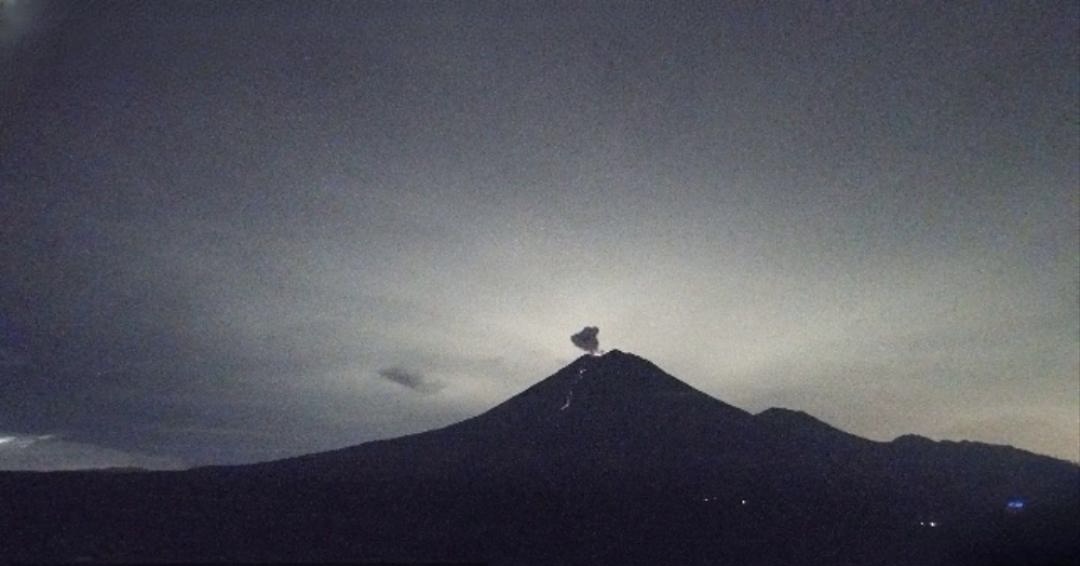 ERUPSI: Intensitas erupsi Gunung Semeru makin sering terjadi hingga keluarkan lava pijar.(PETUGAS PPGA  FOR RAME)
