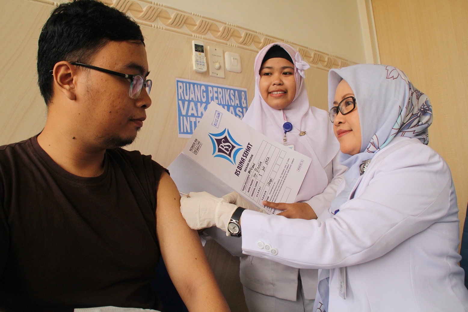 UNTUK KESEHATAN: Masyarakat saat mendapatkan klinik vaksinasi di RSBS.