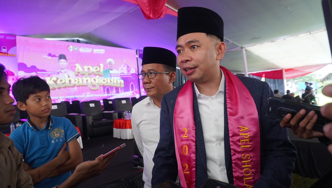KAWAL KEBIJAKAN PUSAT: Bupati Fawait, di sela-sela melangsungkan Bunga Desaku Jilid 6 Panti, (26/10).