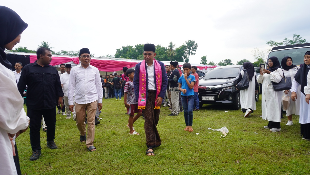 MENYAPA: Bupati Fawait seusai bertemu masyarakat dalam agenda Apel Sholawat Kebangsaan di Lapangan Argopuro, Panti (26/10).