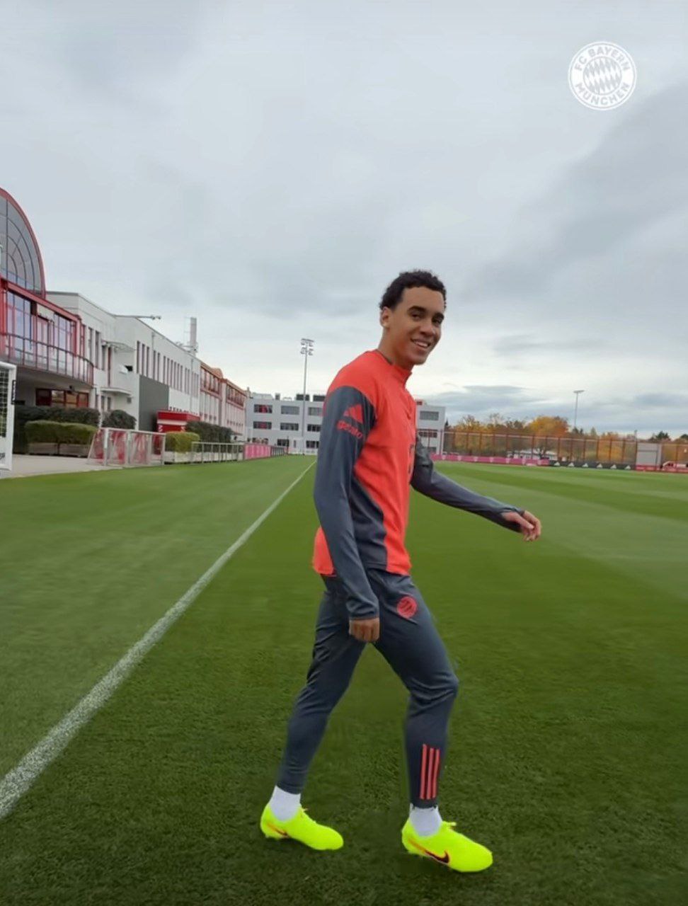Potret Jamal Musiala yang bahagia ketika kembali ke lapangan (Tiktok @fcbayern)