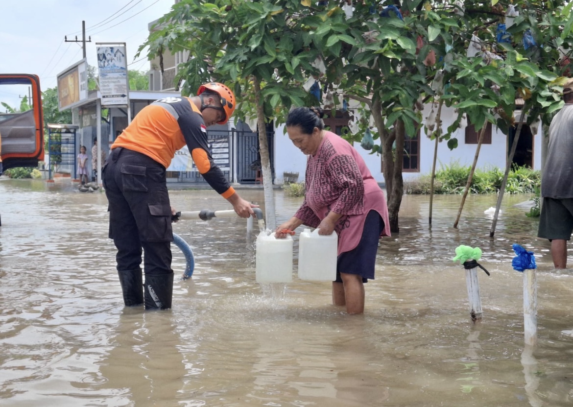 SALURKAN: Badan Penanggulangan Bencana Daerah (BPBD) Lumajang mulai melakukan penyaluran bantuan bagi warga terdampak banjir di Kecamatan Rowokangkung, kemarin.(BPBD FOR RAME)